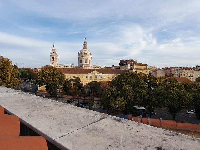 Prédio transformado em Moradia, excelente localização junto à Basílica da Estrela