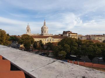 Prédio transformado em Moradia, excelente localização junto à Basílica da Estrela