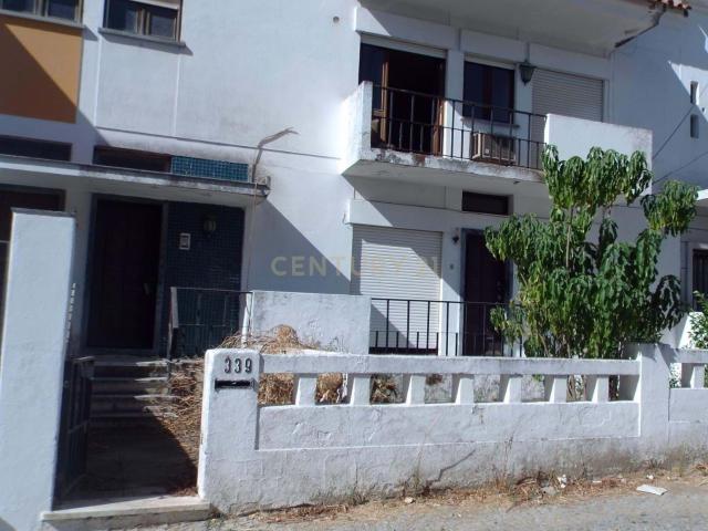 Prédio Urbano com 3 Pisos e Quintal em Évora