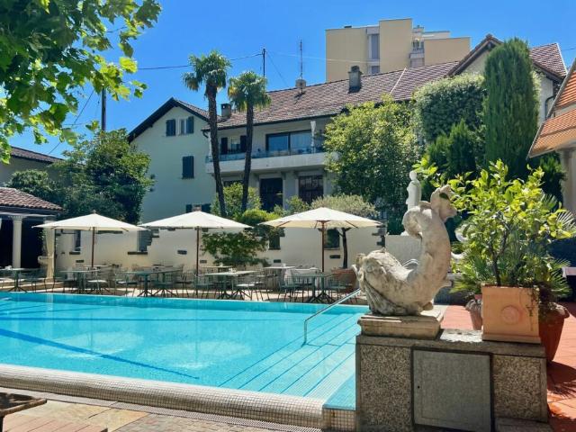 PREISANPASSUNG ! Elegante Ferienwohnung mit grosser Terrasse, Gemeinschaftspool und direktem Seezugang