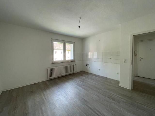 Preisgünstige und individuelle 2,5 Zimmer Wohnung mit großem Balkon