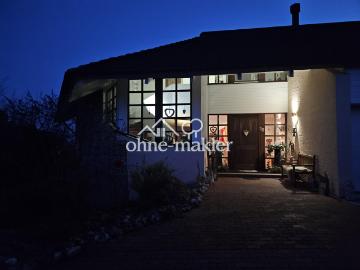 In begehrter Bestlage mit Weitblick: Autarkes Architektenhaus PV, WP, Pool