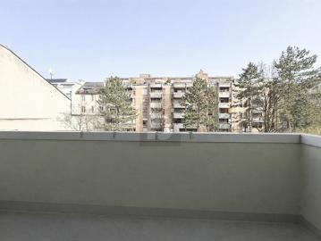 Karl Barth-Platz - Parkplatz, Balkon