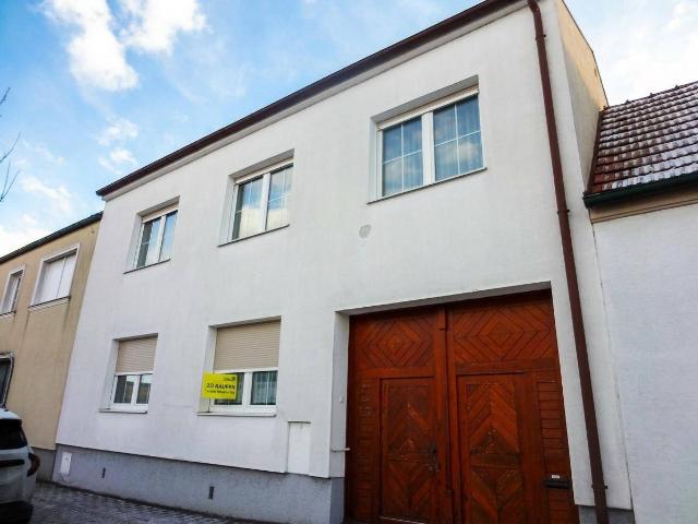 PREISREDUZIERT! Geräumiges Einfamilienhaus am Stadtrand mit Nebengebäude !