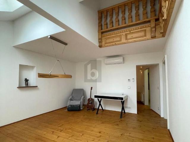 STILVOLLER DACHGESCHOSSHIT MIT BALKON