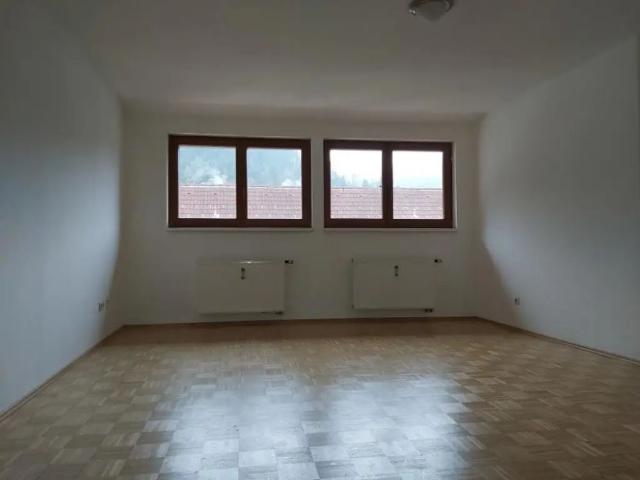 Preissenkung: Zentrale 2 Zimmer Wohnung mit Küchenblock im 2. Obergeschoß Dachgeschoß am Hauptplatz in Kapfenberg zu mieten !