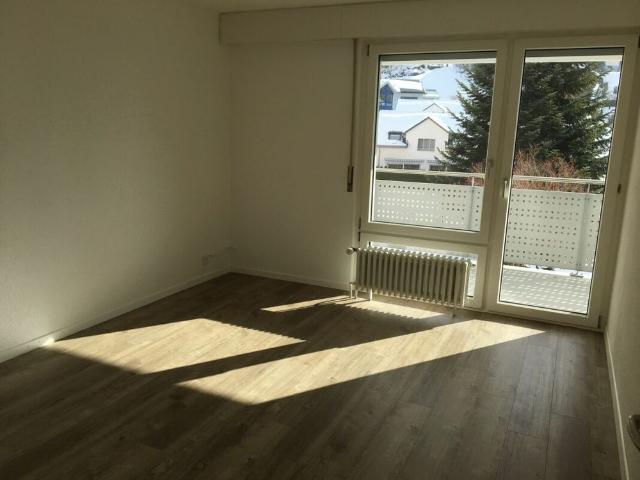 Preiswert! schöne, sonnige, grosszügige EG 4.5 Zi Wohnung mit grossem Balkon und Bergsicht!