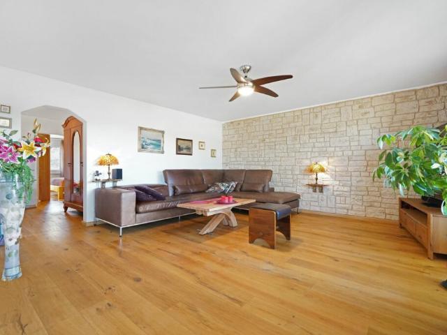 Preiswerte, renovierte 4,5 Zimmer Wohnung 10 min von Basel