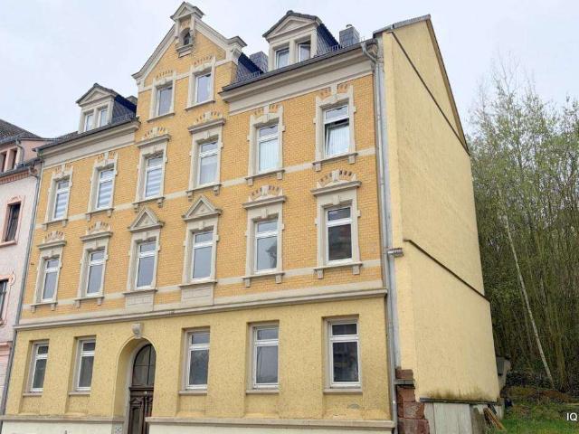 Preiswerte und helle 5 Zimmer Wohnung mit Laminatboden/PVC, 2 Bädern und einfachen Küchenmöbeln