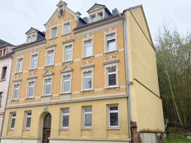 Preiswerte und helle 5 Zimmer Wohnung mit Laminatboden/PVC, 2 Bädern und einfachen Küchenmöbeln