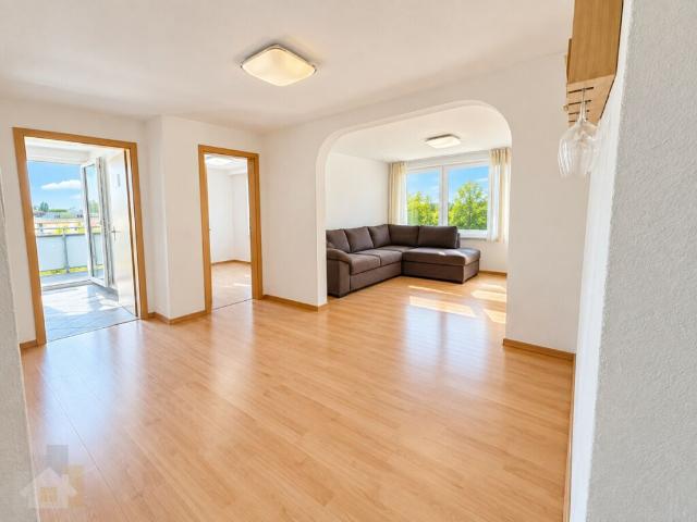 Preiswerte 4 Zimmerwohnung auf 90 m2 mit Balkon und Aussenparkplatz inklusiv