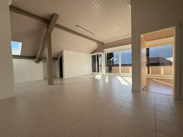 Premier loyer offert grand appartement 4 pièces de 115 m² avec balcon ? La Sagne