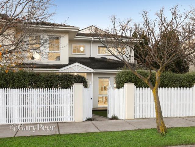 Premier park side living in Elsternwick