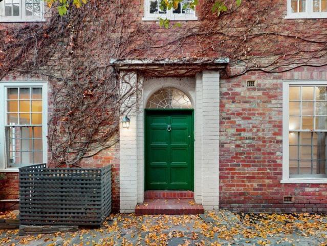 Premier position, Perfect address Location, Location