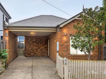 Premium Newtown position moments from Pakington Street and the CBD