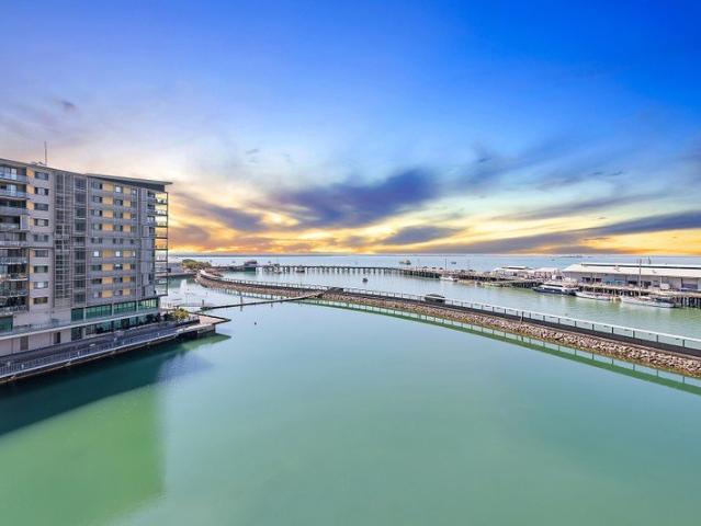 PREMIUM OCEAN FRONT UNIT IN THE ICONIC WATERFRONT PRECINCT