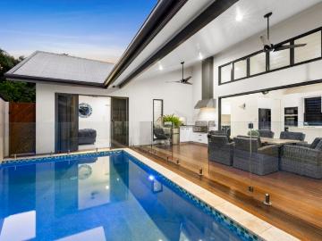 Premium Oceans Edge home, stroll to the beach