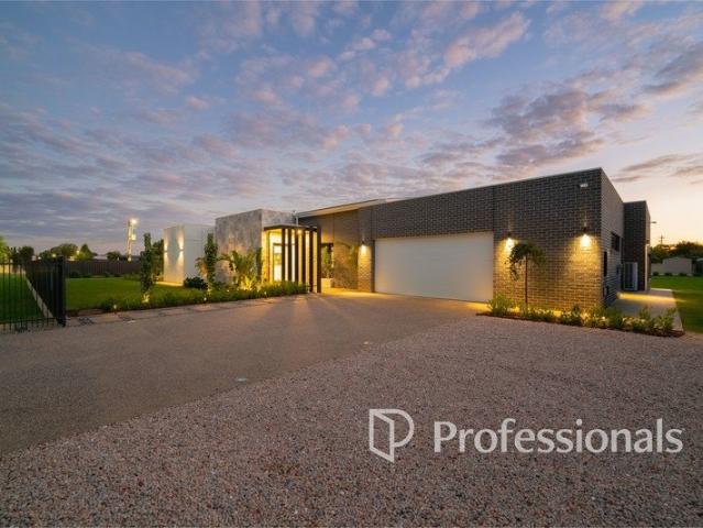 Premium Acreage Lifestyle Home on Grandview Way
