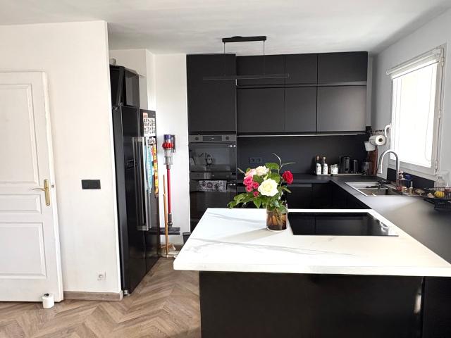Premium Apartment with Terrace & Balcony – Quiet, Bright & Close to La Défense and Paris