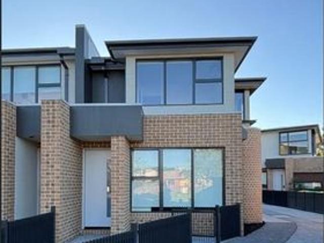 Premium Court‑Side Living with Contemporary Style and Effortless Comfort