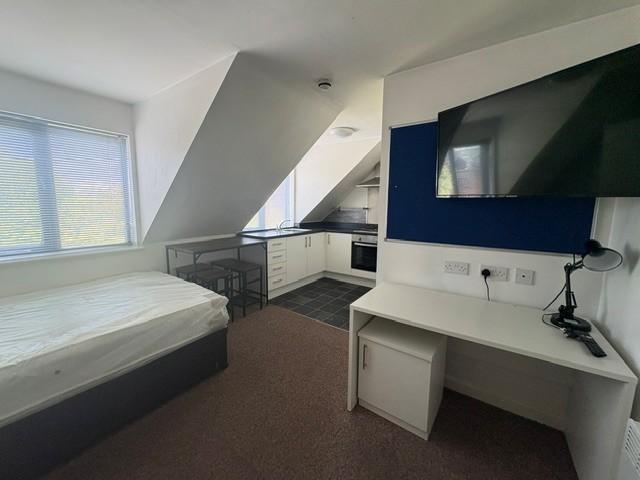 Premium Double Bed Studio PLUS at. Studio to rent £750 pcm £173 pw