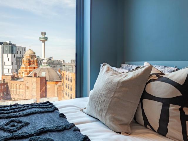 Premium En Suite City View at Benson. 1 bed private hall to rent £845 pcm £195 pw