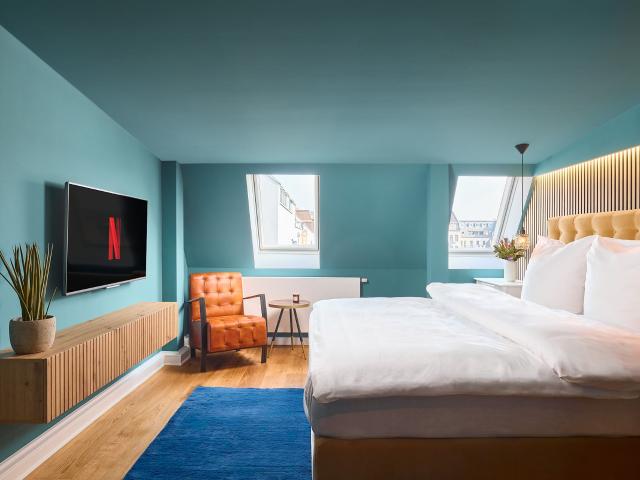 Premium furnished: quiet 3 bedroom apartment with view of the Red Bull Arena fully equipped kitchen, air conditioning, washing machine