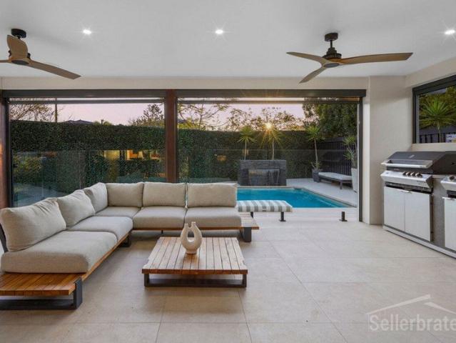 Premium family home in dress circle of Windaroo