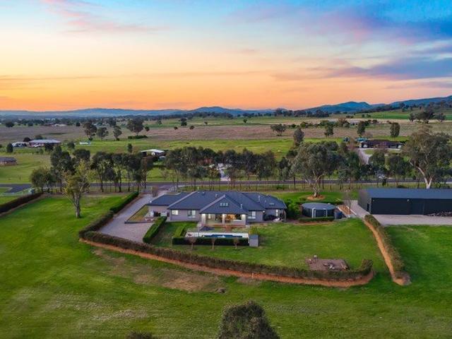 PREMIUM FAMILY LIVING ON ACREAGE, MINUTES FROM TAMWORTH