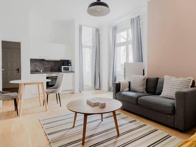 Premium Friedrichshain Studio, Furnished + Full Kitchen, Berlin Amsterdam Apartments for Rent
