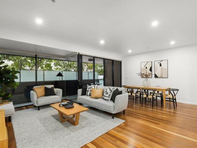PREMIUM GROUND FLOOR APARTMENT WITH GENEROUS PROPORTIONS