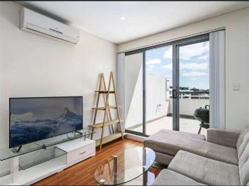 【Premium High Rise 3 Bedroom Apartment | Heart of Wolli Creek | Close to Train Station & Parks】!