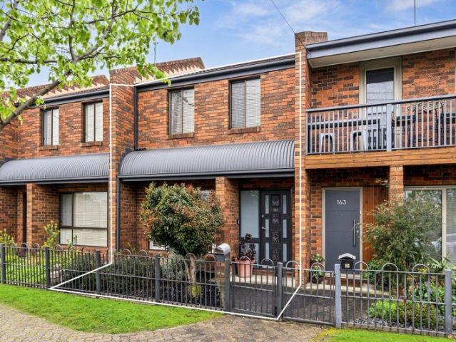 Premium Inner City Bayside Living | Eastern Beach Heritage Precinct
