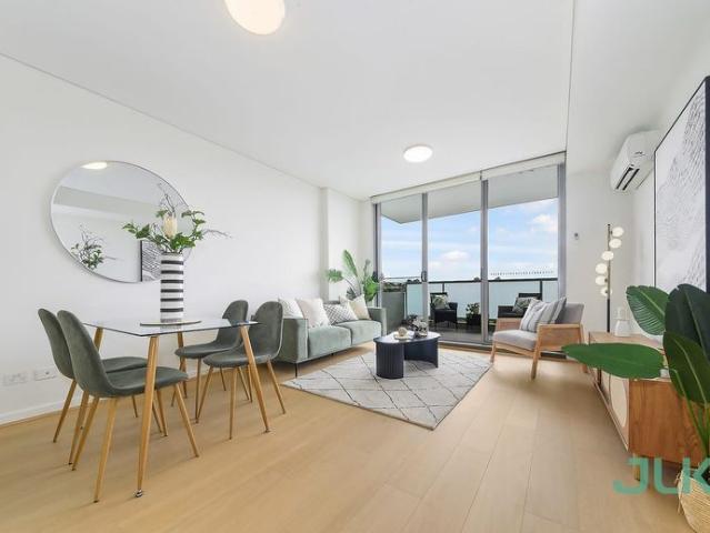Premium Parkfront Lifestyle Modern Apartment with Panoramic Parramatta City Views 1Bedroom + Large Study