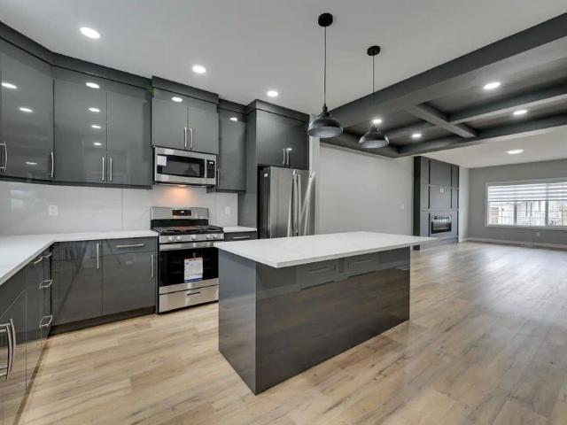 Premium Pet Friendly 3 Bed Main Floor House in Keswick Double Garage — 3 Bedrooms Duplex