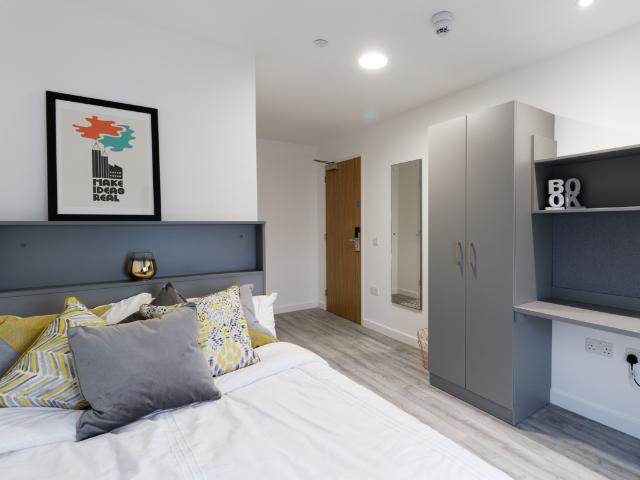 Premium Plus En Suite at The Oldway. 1 bed private hall to rent £758 pcm £175 pw