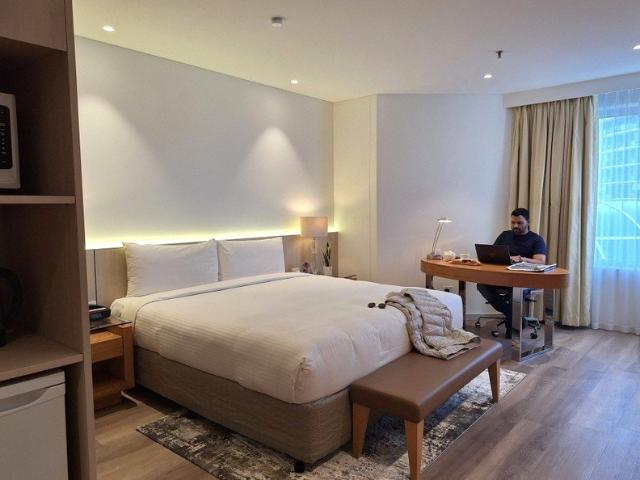 Premium Studio with Private Kitchenette Perth CBD | Pool, Gym & River Views 1 Bed | 1 Bath | Sleeps 2 | 33m²