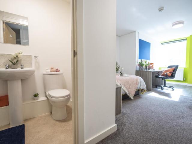 Premium Studio Sealed Windows at. 1 bed apartment to rent £620 pcm £143 pw