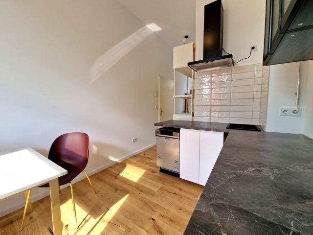 Premium Suite: brandnew studio with 2 balconies *CATHEDRAL VIEW* close to HOCHSCHULE FÜR MUSIK & TANZ, Koln Amsterdam Apartments for Rent