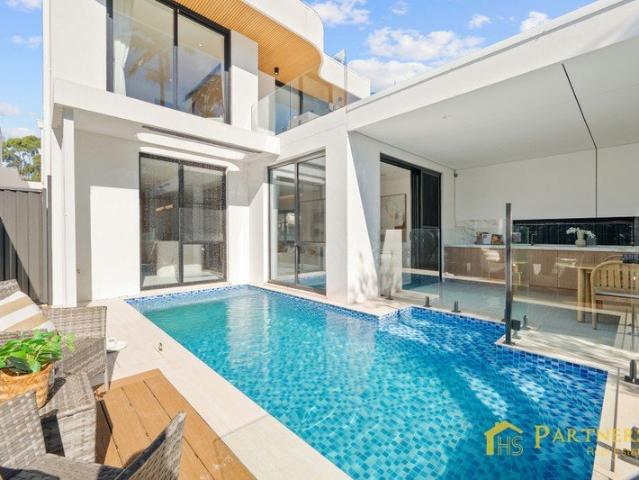 Premium Tri Level Trophy Residence with Bespoke Interior Finishes & Elevated Positioning