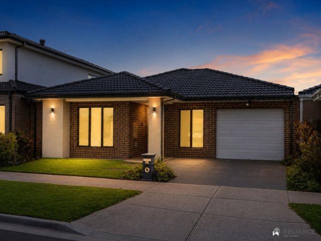 Premium Upgrades & Solar Powered Luxury Walk to Shops, Station & Schools!