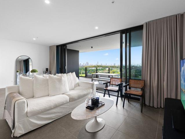 Premium Vantage Apartment with Breathtaking Skyline Backdrop