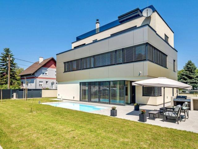 Premium Villa mit grünem Weitblick sonnige Ausrichtung hochwertige Ausstattung Salzwasserpool Garage Lift