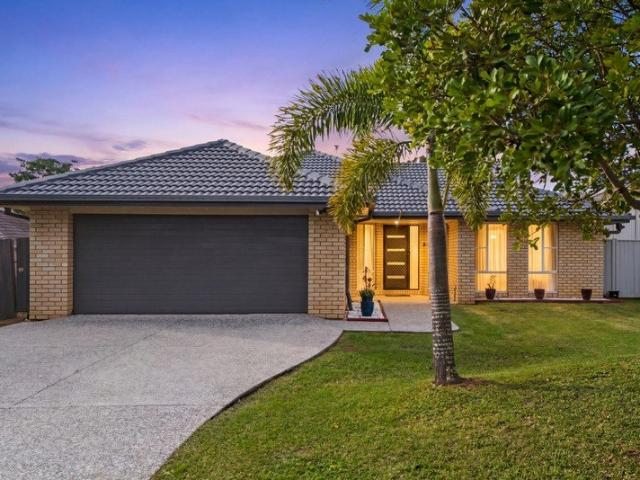 PREMIUM WARNER LOCATION ONLY 50M TO PARKLAND, EXPANSIVE YARD & POOL POTENTIAL