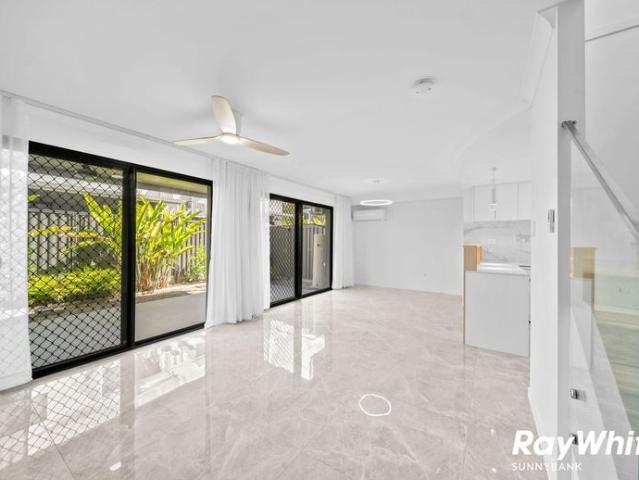 Premium 4 Bedroom Townhouse Full Aircon + Miele Appliances + Near New