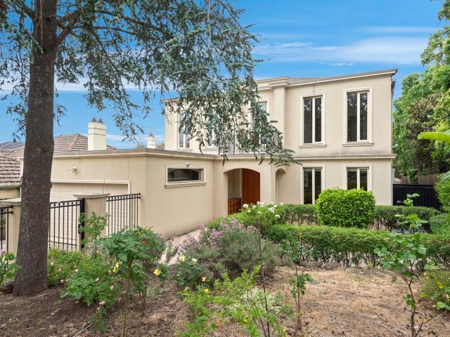 Premium 5 Bedroom Residence in an Unbeatable Location