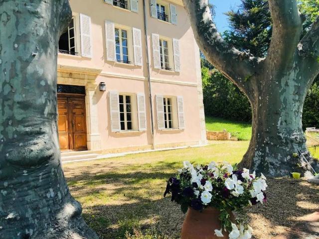 Près du centre ville d'Aups, dans un village provençal typiq. 430m² Aups