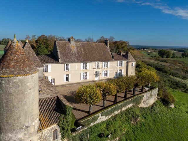 Exceptionnel domaine près de Saint Emilion comprenant un Châ. 823m² Castillon la Bataille