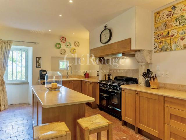 Près d'Eymet Magnifique château de 5/6 chambres, sur un te. 322m² Eymet