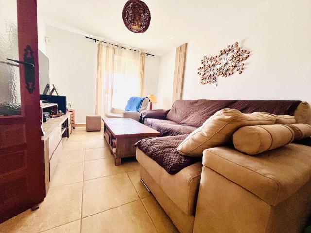 presenta este luminoso dúplex con vistas al mar, ubicado en. 166m² Tarifa
